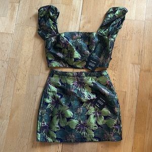 TWO PIECE OUTFIT - SKIRT AND TOP - LULUS BRAND - BRAND NEW WITH TAGS - SIZE XS